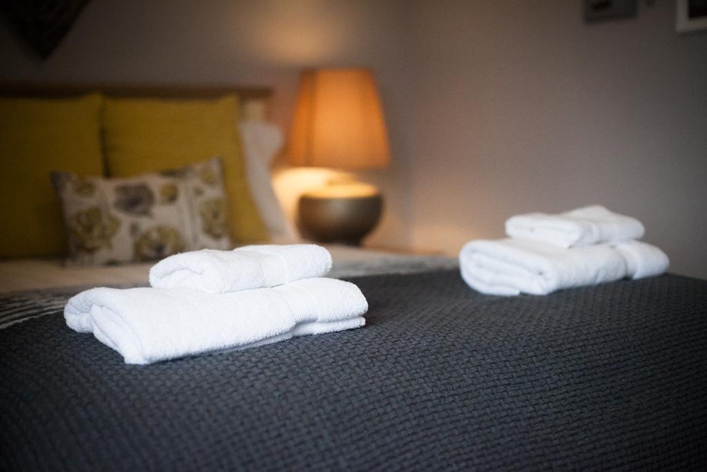 Eaton House Hotel Pembroke Kültér fotó